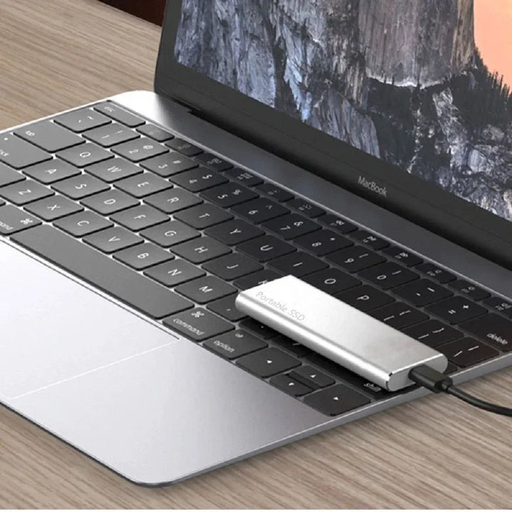 Slanke externe harde schijf 4TB met USB-C poort, compact design voor snelle en mobiele data opslag.