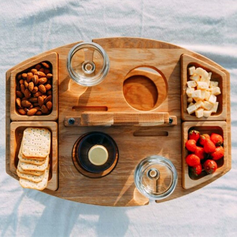 Compacte houten picknicktafel voor op het strand of in de tuin. Met ruimte voor twee wijnglazen en lekkere snacks.