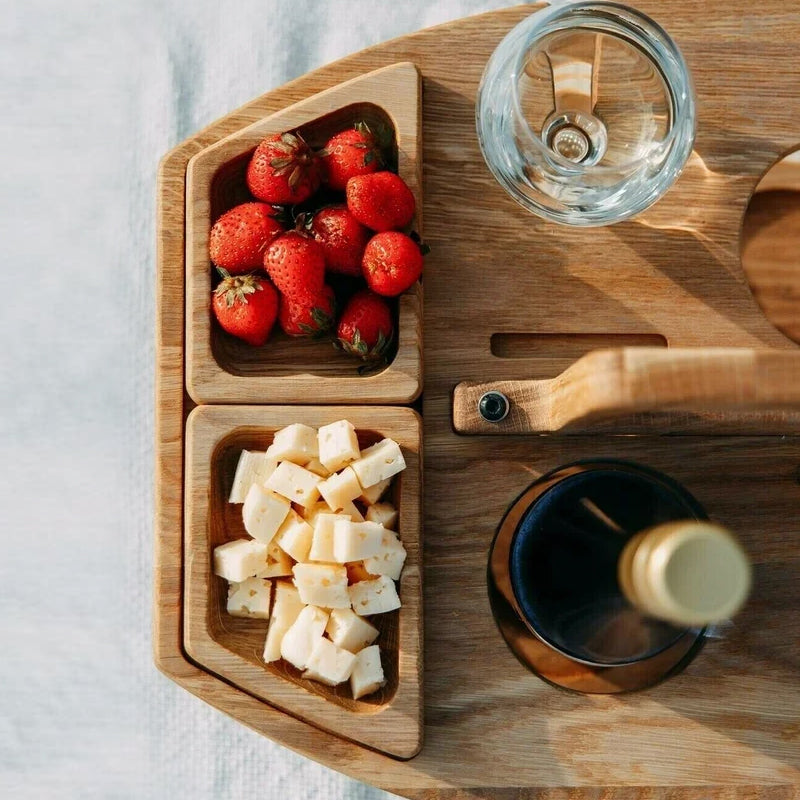 Luxe draagbare houten picknicktafel voor twee. Inclusief wijnglashouders voor ontspannen momenten in de natuur.