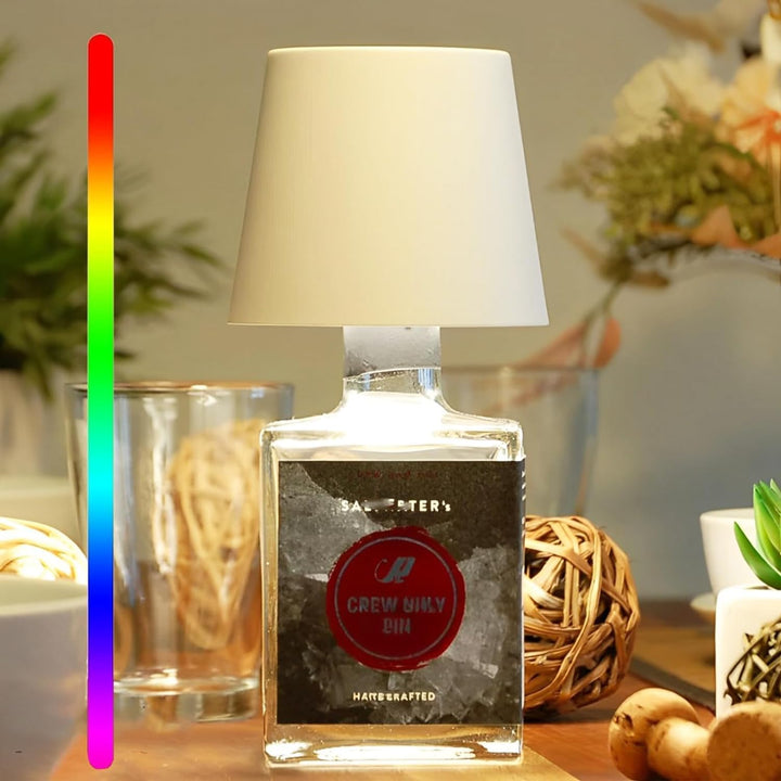 Draagbare fles LED lamp op terrastafel, zorgt voor gezellige dimbare sfeerverlichting buiten.