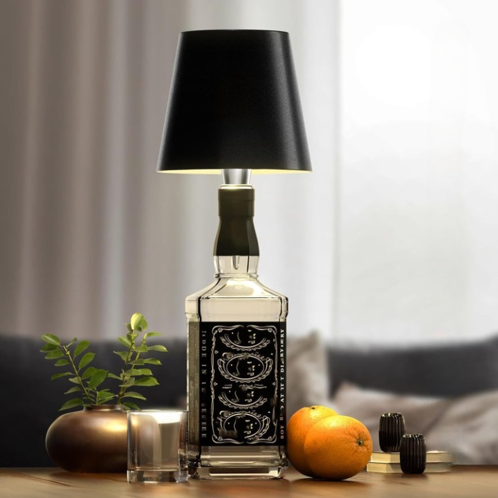 Stijlvolle draagbare LED buitenlamp, flesdesign, creëert warme sfeer op terras of balkon.