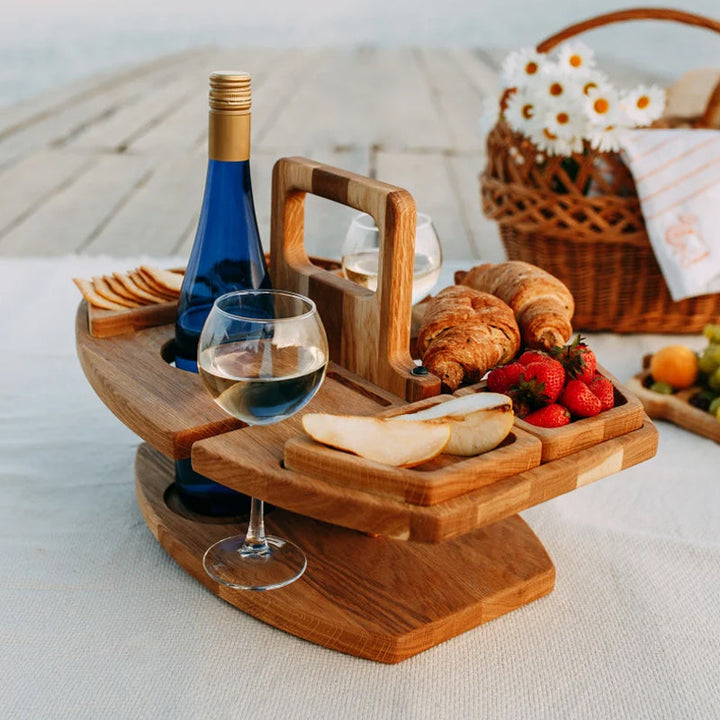 Houten picknicktafel met geïntegreerde wijnhouder. Opklapbaar en draagbaar voor strand of tuin.