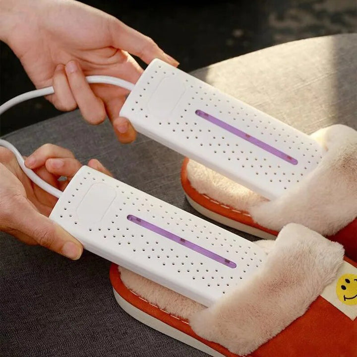 Persoonlijke UV-schoenendroger in actie, droogt en steriliseert schoenen effectief na gebruik.