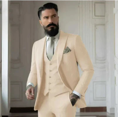 Driedelig Slim Fit Trouwkostuum voor heren, elegant, in grijs, bestaande uit colbert, pantalon en gilet.