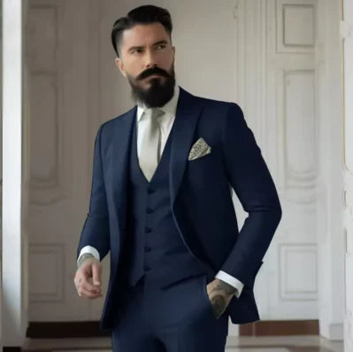 Driedelig Slim Fit Trouwkostuum voor heren, elegant, in grijs, bestaande uit colbert, pantalon en gilet.