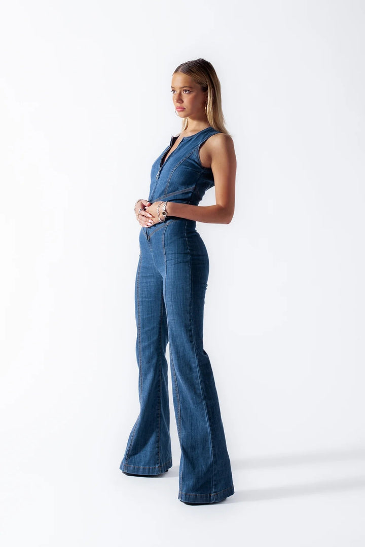 Donkerblauwe dames denim overall, mouwloos, met hartvormige open rug en vintage charme, tegen een witte achtergrond.