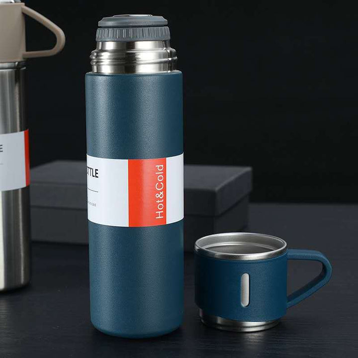 Thermoskan voor warme dranken, geniet van stomende thee of koffie op koude winterdagen.