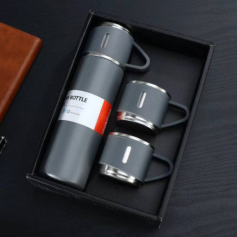Moderne drinkbeker, een robuuste roestvrijstalen thermoskan voor kantoor en werk.