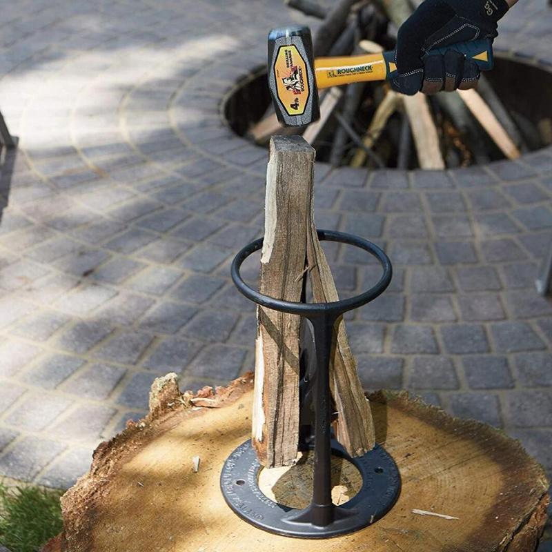 Stevige stalen houtklover voor brandhout. Handgereedschap voor veilig kloven van haardhout voor open haard.