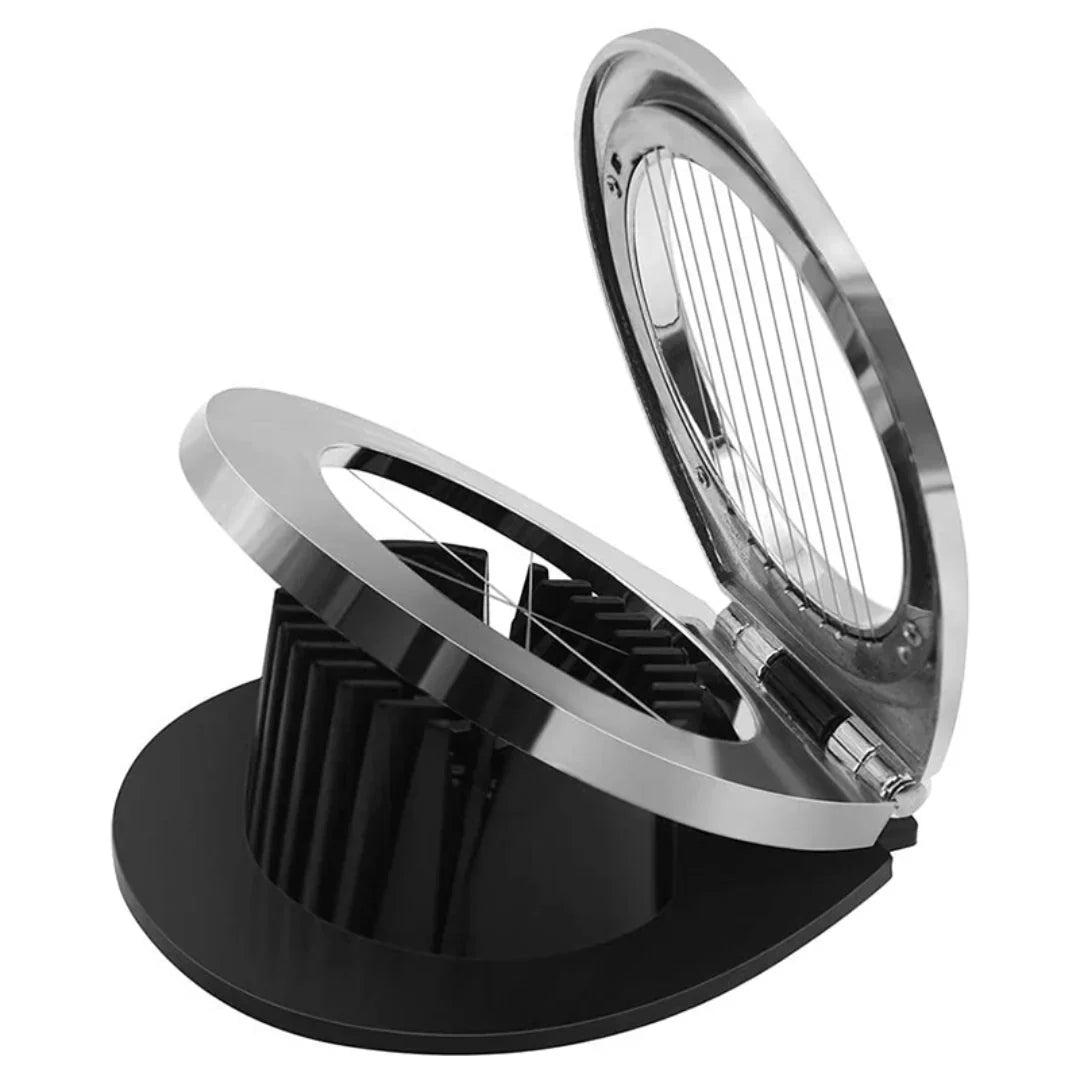 Roestvrijstalen eiersnijder 3-in-1, perfect voor plakjes, partjes en blokjes, met robuust ontwerp en scherpe messen.
