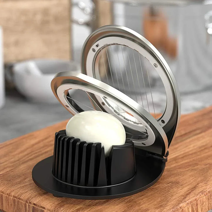 Roestvrijstalen eiersnijder 3-in-1, perfect voor plakjes, partjes en blokjes, met robuust ontwerp en scherpe messen.