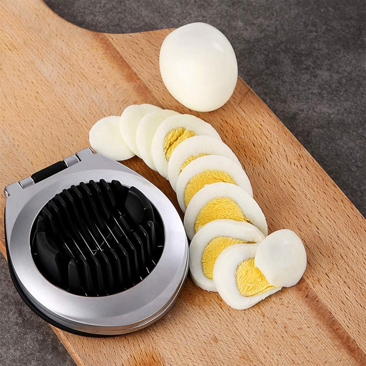 Roestvrijstalen eiersnijder 3-in-1, perfect voor plakjes, partjes en blokjes, met robuust ontwerp en scherpe messen.