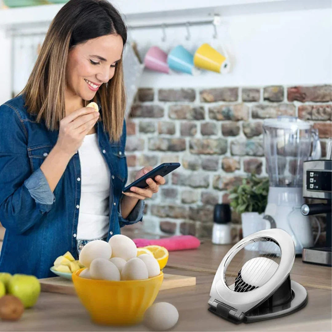 Roestvrijstalen eiersnijder 3-in-1, perfect voor plakjes, partjes en blokjes, met robuust ontwerp en scherpe messen.