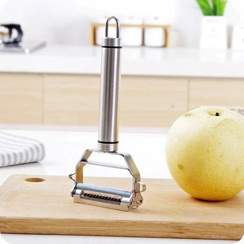 Roestvrijstalen groenteschaaf met twee scherpe messen, perfect voor julienne en fijne plakjes, ergonomisch ontwerp, zilver.