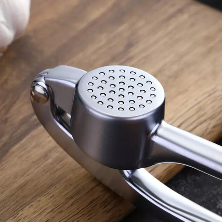 Roestvrijstalen knoflookpers met ergonomisch ontwerp, ideaal voor het persen van knoflook en gember, vaatwasmachinebestendig.