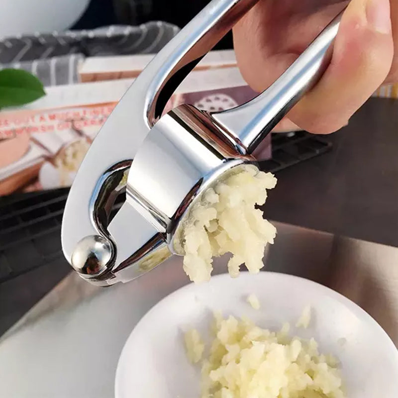 Roestvrijstalen knoflookpers met ergonomisch ontwerp, ideaal voor het persen van knoflook en gember, vaatwasmachinebestendig.