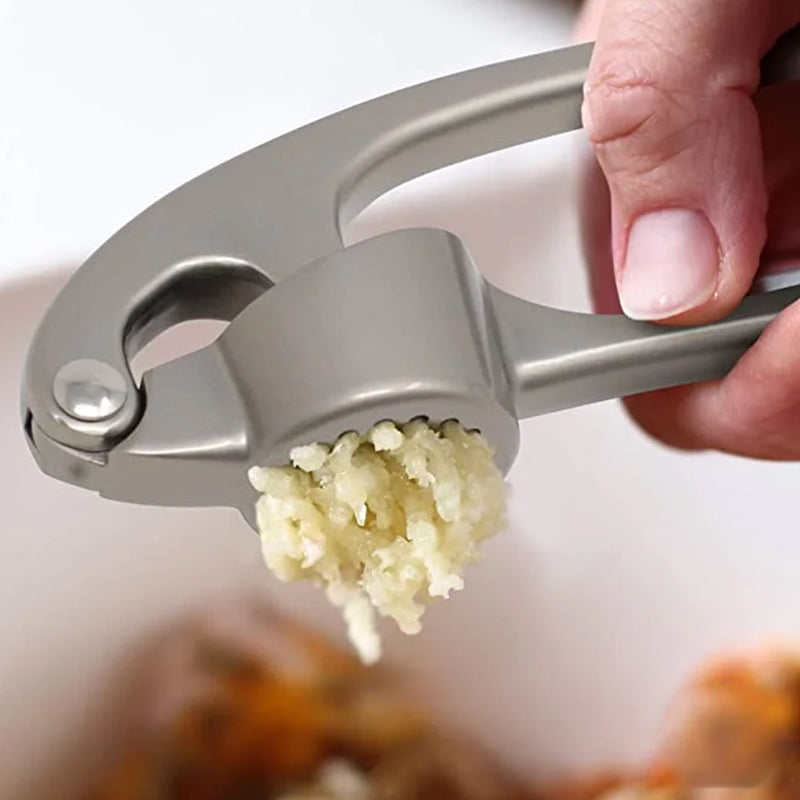 Roestvrijstalen knoflookpers met ergonomisch ontwerp, ideaal voor het persen van knoflook en gember, vaatwasmachinebestendig.