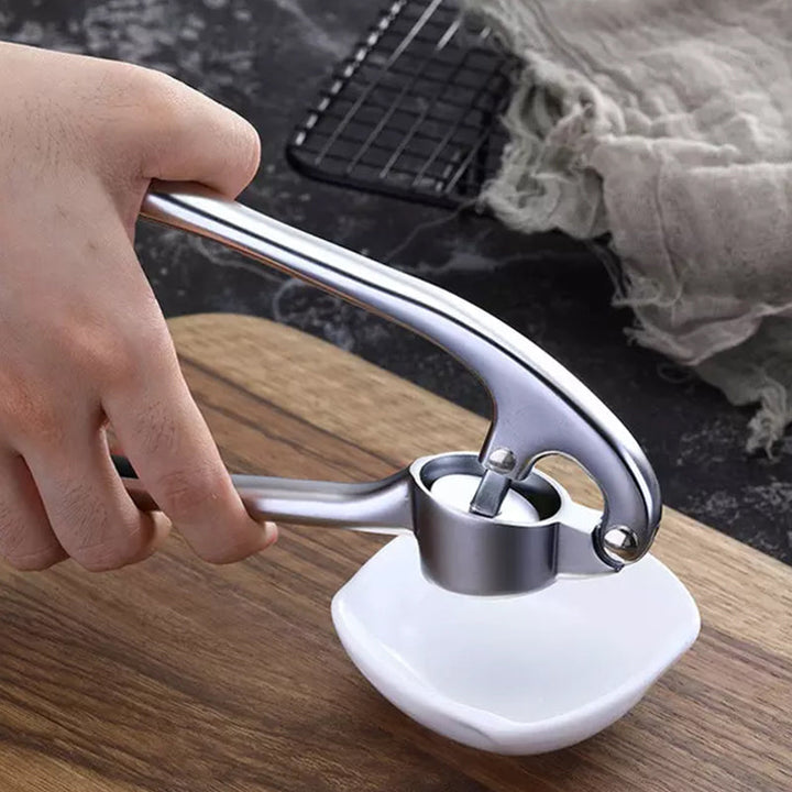 Roestvrijstalen knoflookpers met ergonomisch ontwerp, ideaal voor het persen van knoflook en gember, vaatwasmachinebestendig.