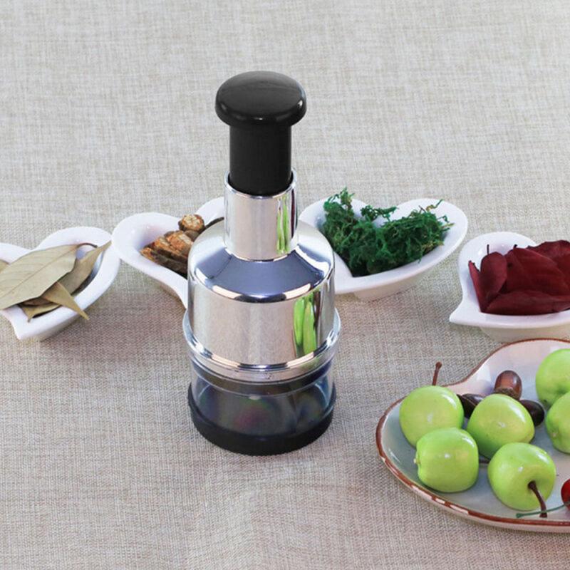 Roestvrijstalen ui hakker met scherp mes, versnippert groenten en knoflook nauwkeurig en snel in de keuken.