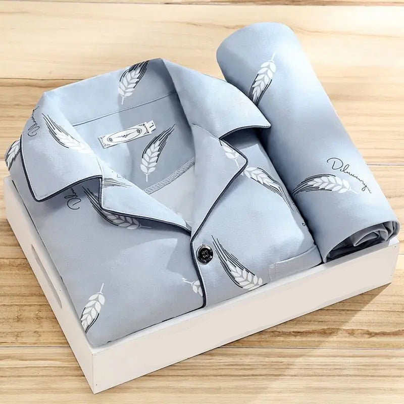 Detailweergave van een herenpyjamaset, met nadruk op het comfortabele overhemd en de broek met stijlvol patroon.