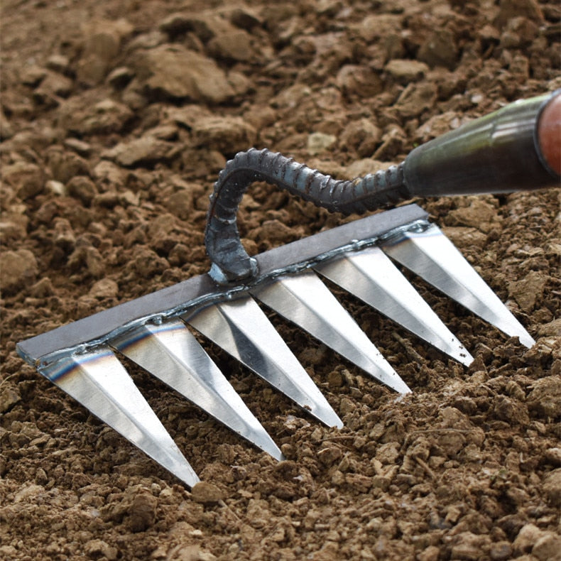 Robuuste stalen onkruidhark Adena Pro voor efficiënt tuinieren; handgereedschap voor plantverzorging.