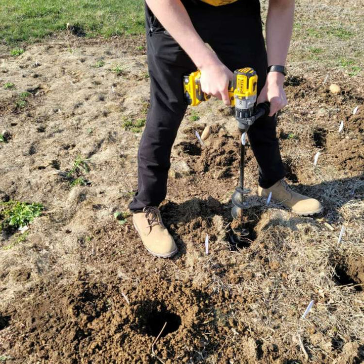 Robuuste stalen grondboor, ideaal tuingereedschap voor het planten van perkplanten en bloembollen.