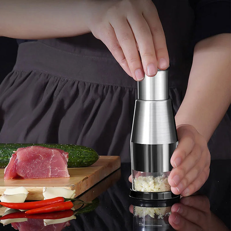 Efficiënte roestvrijstalen knoflookhakker, glanzend oppervlak, ideale keukenhelper voor het snel hakken van ingrediënten.