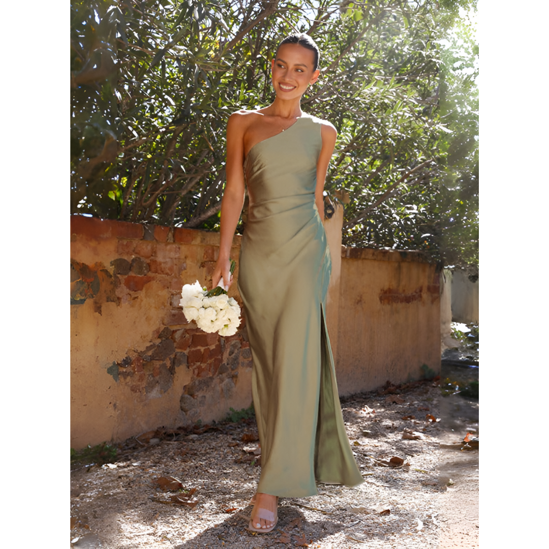 Achterkant van de groene one-shoulder maxi-jurk, toont het vallen van de stof.