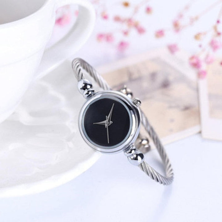Elegant dameshorloge ClassyWatch™ met klassiek ontwerp. Tijdloos sieraad en stijlvol accessoire voor de vrouw.