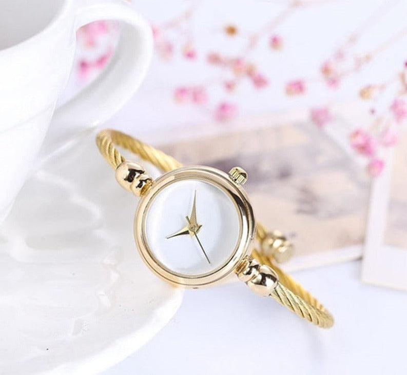 ClassyWatch™ dameshorloge aan de pols. Elegant en tijdloos, dit klassieke horloge is een prachtig accessoire.