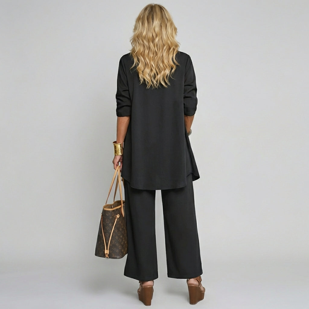 Comfortabel driedelig damespak met blazer, broek en top. Ideaal voor zowel casual als zakelijke mode.