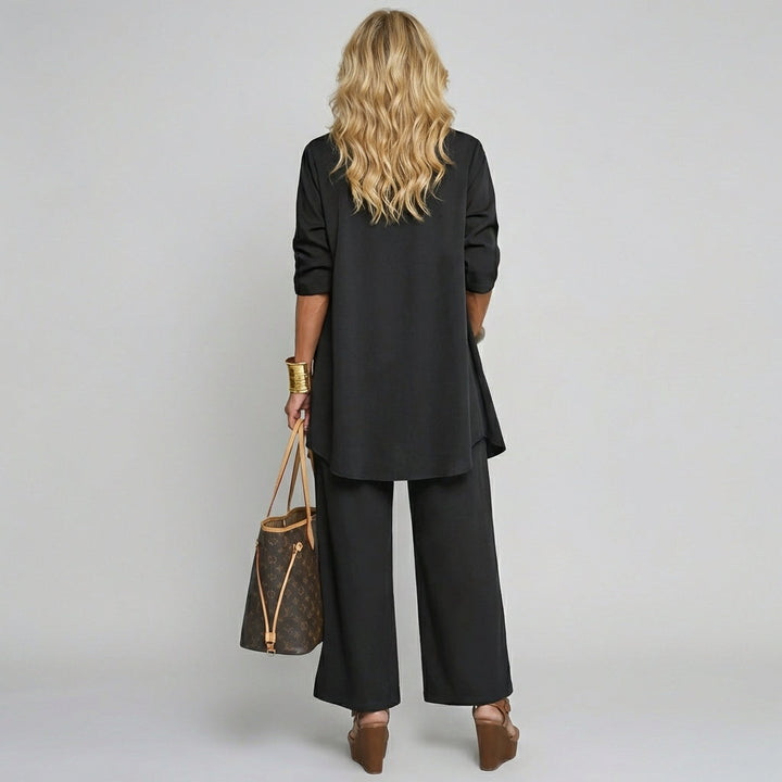 Comfortabel driedelig damespak met blazer, broek en top. Ideaal voor zowel casual als zakelijke mode.