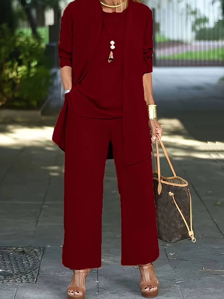 Modieus dames broekpak set in drie delen, ontworpen voor elegantie en draagcomfort. Een complete outfit.