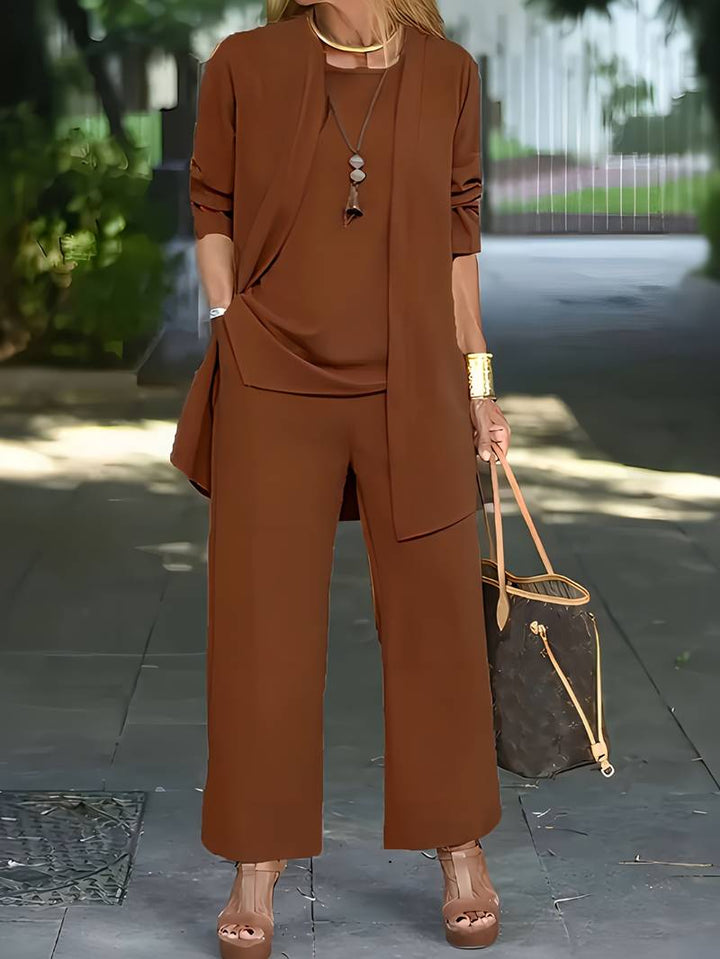 Trendy dames broekpak, driedelig. Combineert elegantie met comfort, een essentieel kledingstuk voor modebewuste vrouwen.
