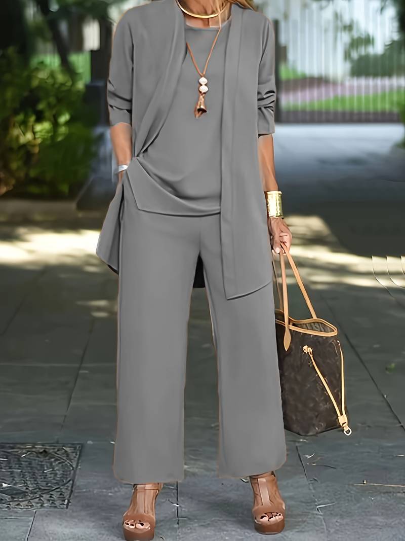 Chique driedelige dames set, perfect voor een elegante en comfortabele look. Een veelzijdige toevoeging aan je garderobe.