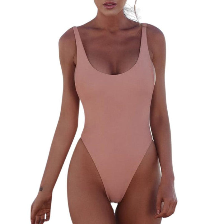 Vrouw draagt elegant high waist dames badpak, modieuze strandmode en comfortabele zwemkleding voor zomer.