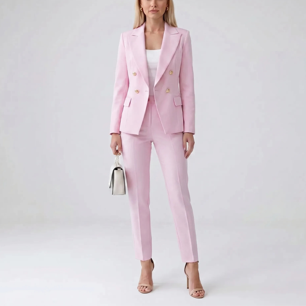 Vrouw draagt elegant tweedelig damespak met rechte pijp broek en reversjack, voor een professionele look.