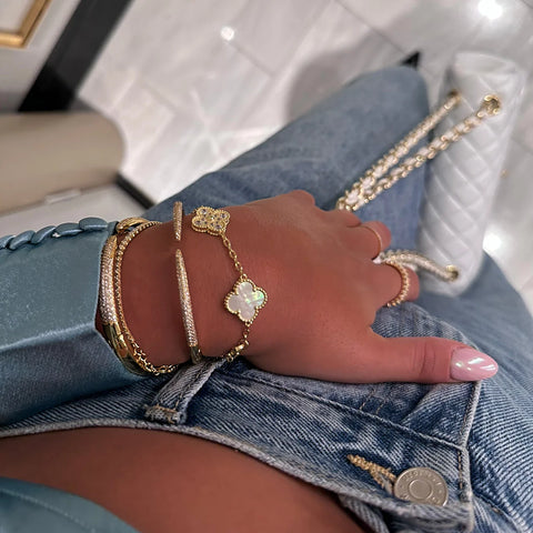 Elegant vergulde sieradenset met ketting, armband en oorbellen in luxe geschenkdoos, ideaal voor elke gelegenheid.