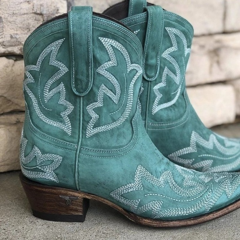 Elegante geborduurde leren cowboylaarzen voor dames, perfecte westernlook; verkrijgbaar in verschillende kleuren.