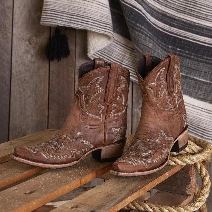 Elegante geborduurde leren cowboylaarzen voor dames, perfecte westernlook; verkrijgbaar in verschillende kleuren.
