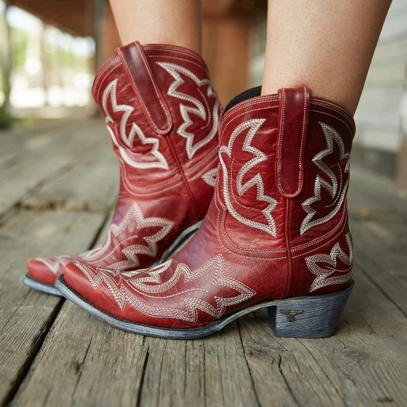 Elegante geborduurde leren cowboylaarzen voor dames, perfecte westernlook; verkrijgbaar in verschillende kleuren.