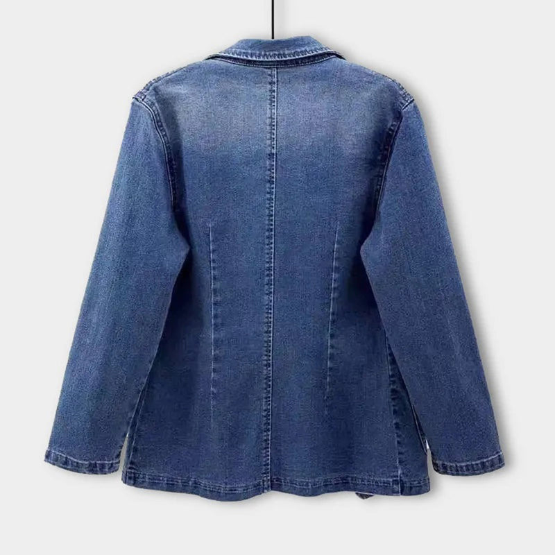 Stijlvolle blauwe damesblazer, veelzijdig voor casualchic of formele mode. Een elegante getailleerde pasvorm.