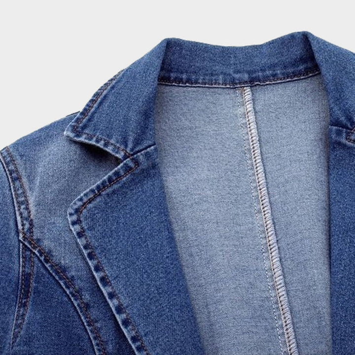Tijdloze blauwe damesblazer, essentieel mode item. Getailleerd model voor een elegante en stijlvolle uitstraling.