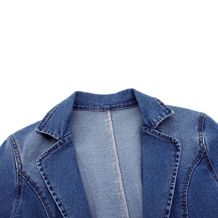 Chique blauwe damesblazer met subtiele details, ideaal als elegante bovenkleding. Comfortabel en stijlvol.