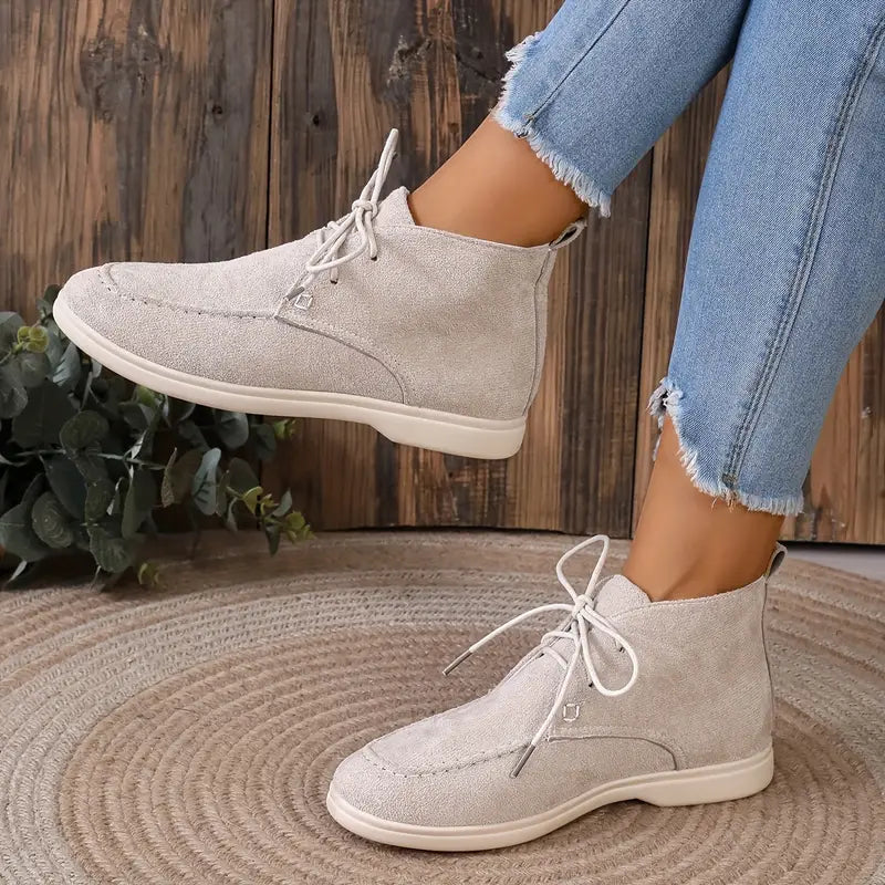 Moderne leren dames schoenen Maxime in beige wit, combineren comfort met een frisse, stijlvolle look.