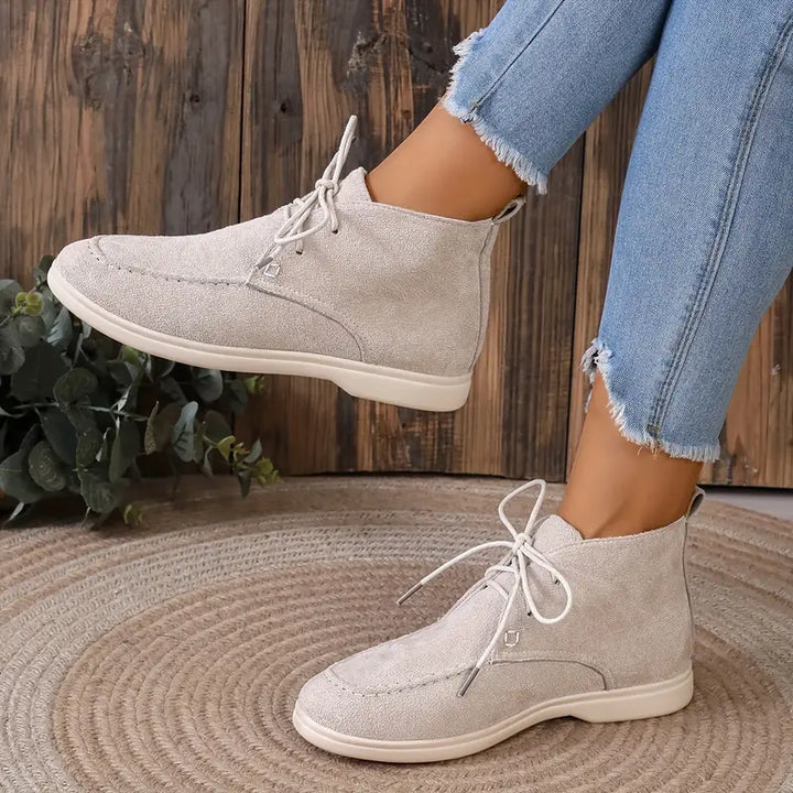 Moderne leren dames schoenen Maxime in beige wit, combineren comfort met een frisse, stijlvolle look.