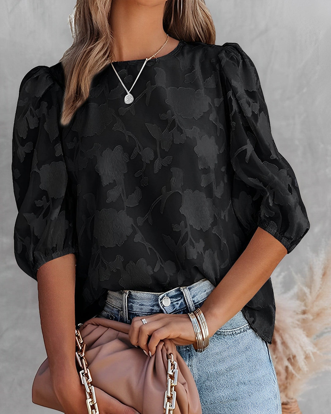 Elegante dames chiffonblouse met pofmouwen in het wit, een lichte stof die ideaal is voor zowel semi-formele als informele gelegenheden.