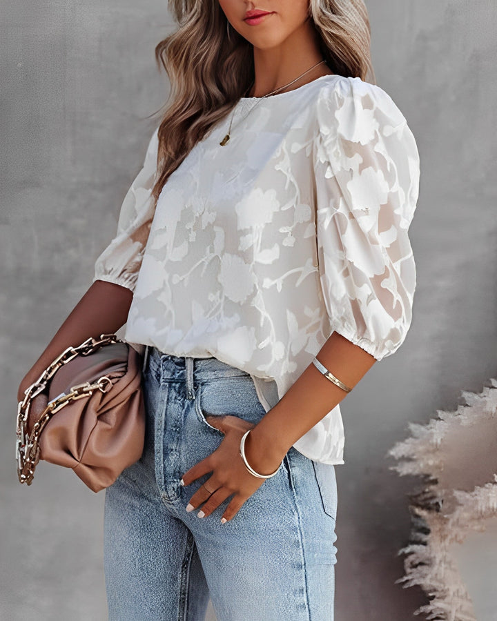 Elegante dames chiffonblouse met pofmouwen in het wit, een lichte stof die ideaal is voor zowel semi-formele als informele gelegenheden.
