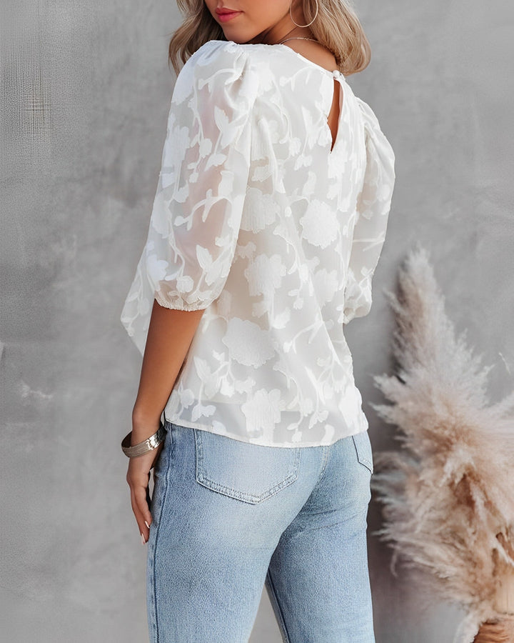 Elegante dames chiffonblouse met pofmouwen in het wit, een lichte stof die ideaal is voor zowel semi-formele als informele gelegenheden.