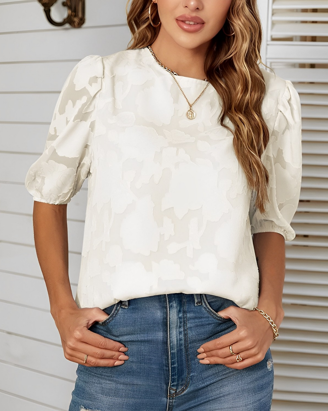 Elegante dames chiffonblouse met pofmouwen in het wit, een lichte stof die ideaal is voor zowel semi-formele als informele gelegenheden.